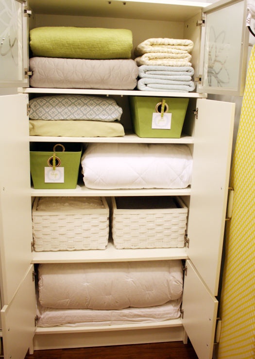 Хранение постельного белья в гардеробной