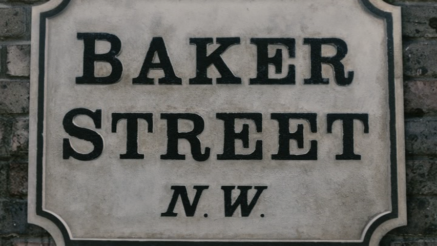 Живет на улице на английском. Музей Шерлока Холмса в Лондоне. Бейкер стрит 221 б. Табличка на музее Шерлока Холмса.