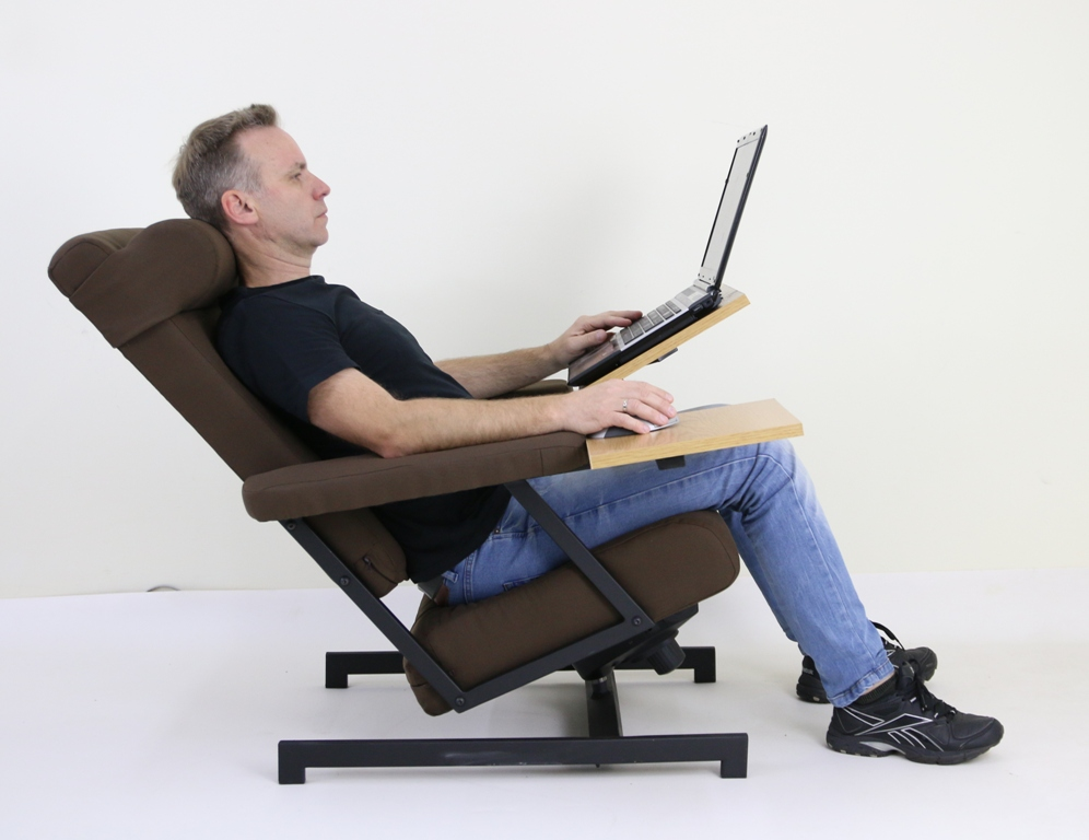Правильное кресло. Кресло для ноутбука. Удобное кресло для ноутбука. С ноутом в кресле. Удобное кресло с подставкой для ноутбука.