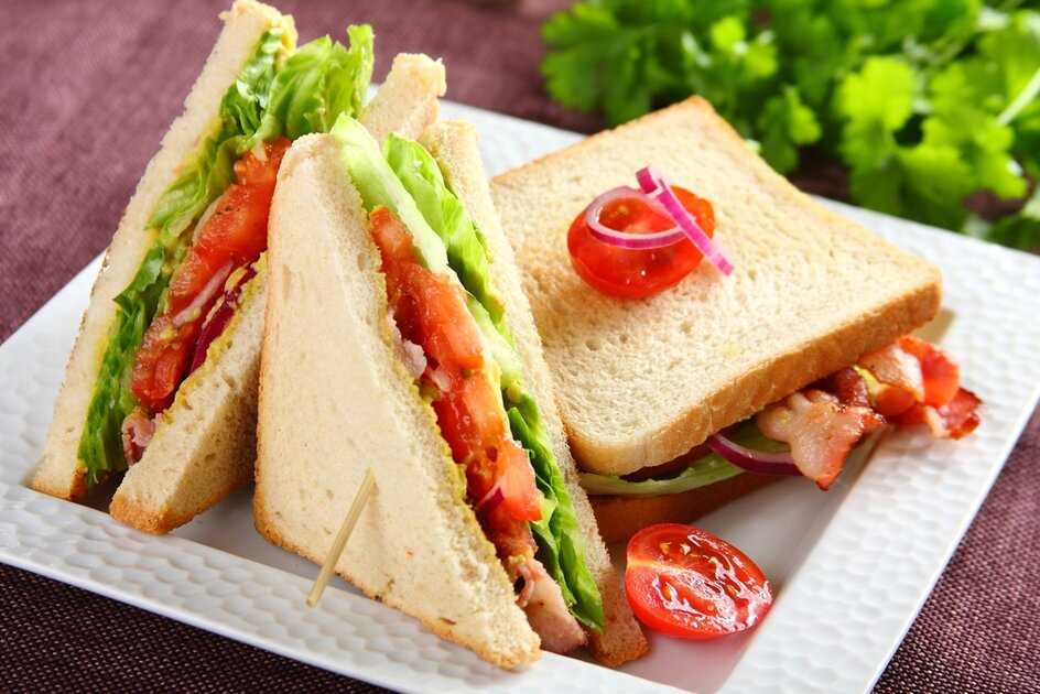 Сэндвич смотрит. Сэндвич. Треугольные бутерброды. Сэндвич треугольный. Многослойные бутерброды.