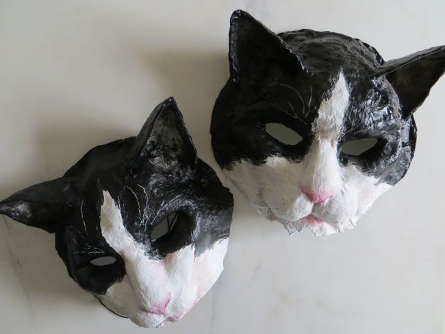 Маска папье маше кошка. Маска кота папье маше. Голова кота папье маше. Кошка из папье маше. Маска папье маше кошечка.