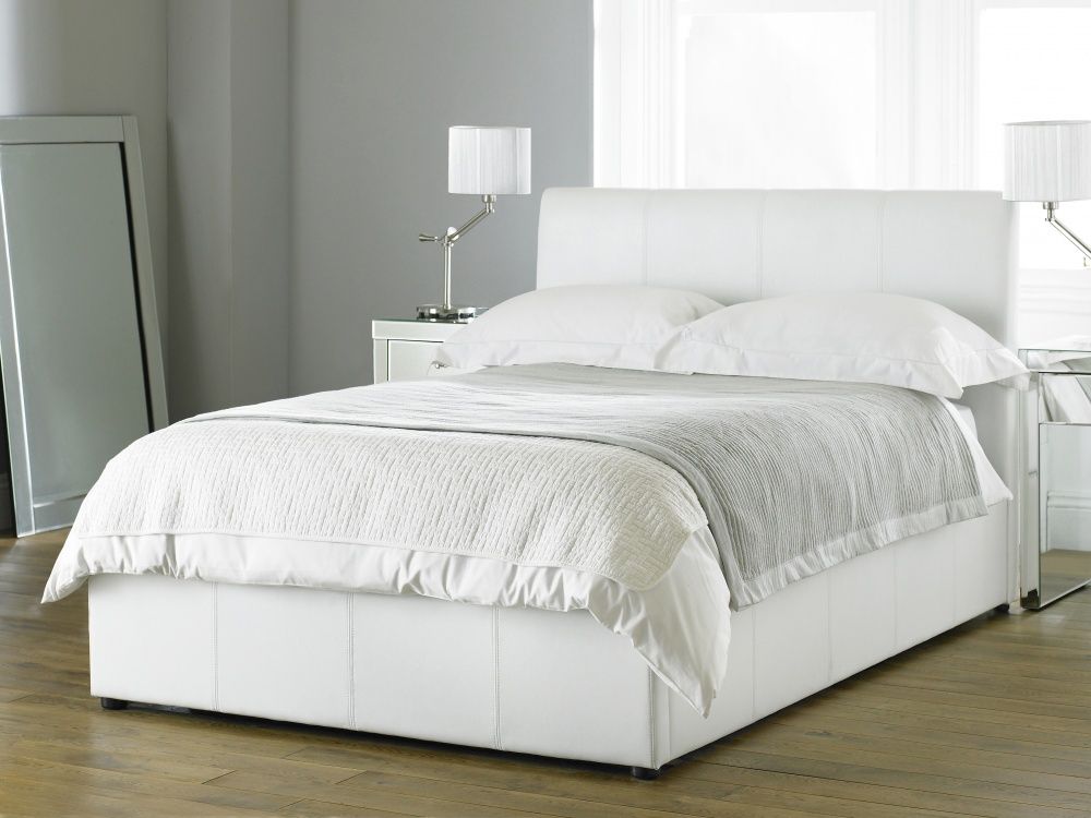 A white bed. Большая белая кровать. Белый постель кровать двуспальная. Кровать двуспальная в белых тонах. Белая кровать удобная.