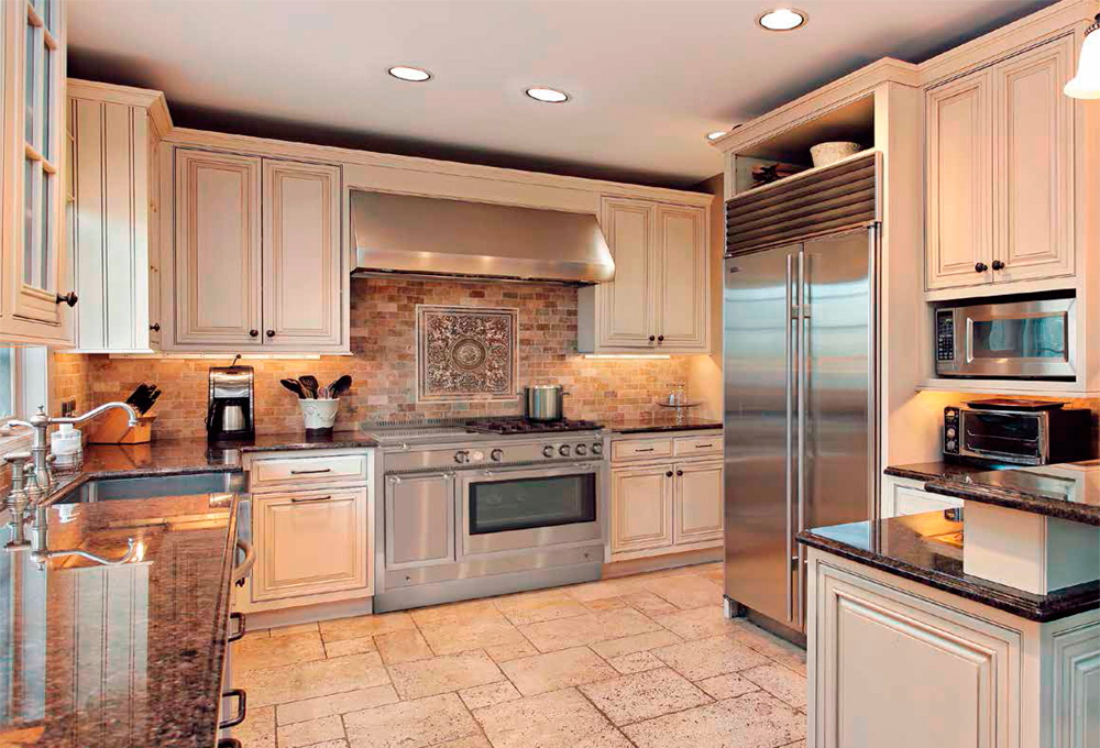 Золотистый холодильник в интерьере кухни фото
