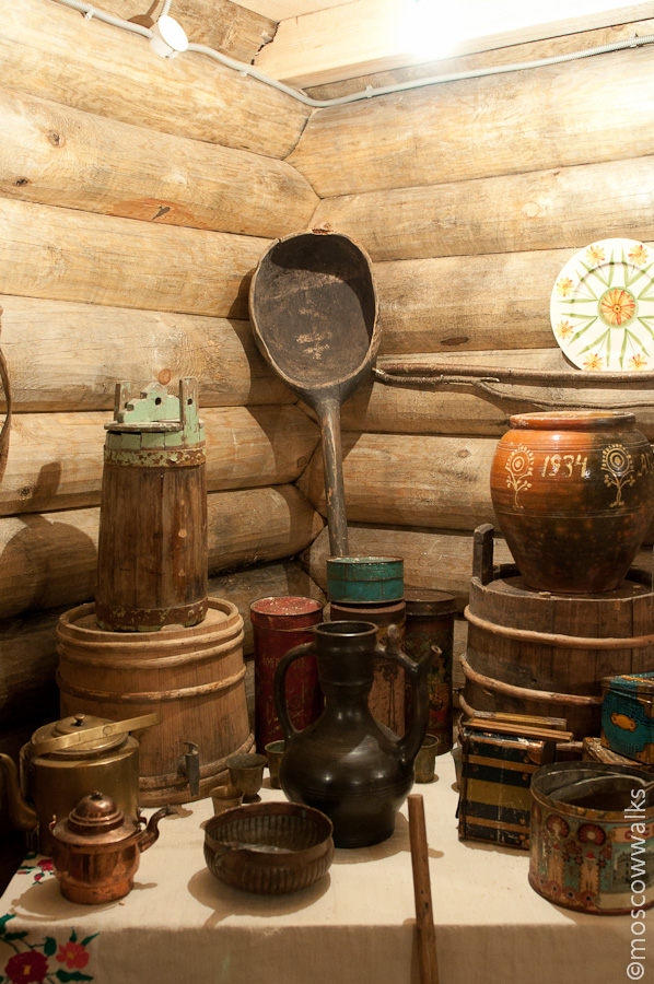 Предмет быта в россии. Старинная кухонная утварь. Старинные вещи. Старинные предметы быта. Старинная деревянная посуда и кухонные предметы.