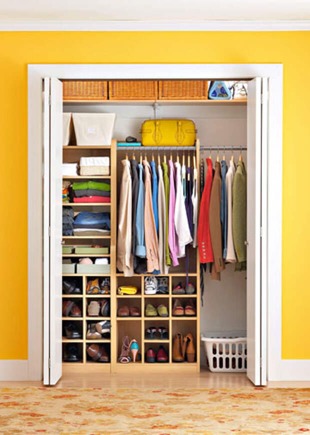 How to organize. Размещение вещей в маленьком шкафу. Рациональная организация пространства в шкафу. Организация хранения в шкафу купе.