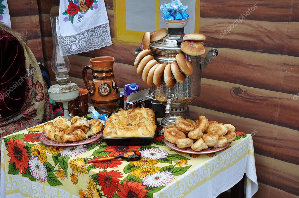 Сережа отдыхает в деревне пирожки. Стол с самоваром и пирогами. Стол с самоваром в русской избе. Накрытый стол в избе. В деревенской избе самовар на столе.