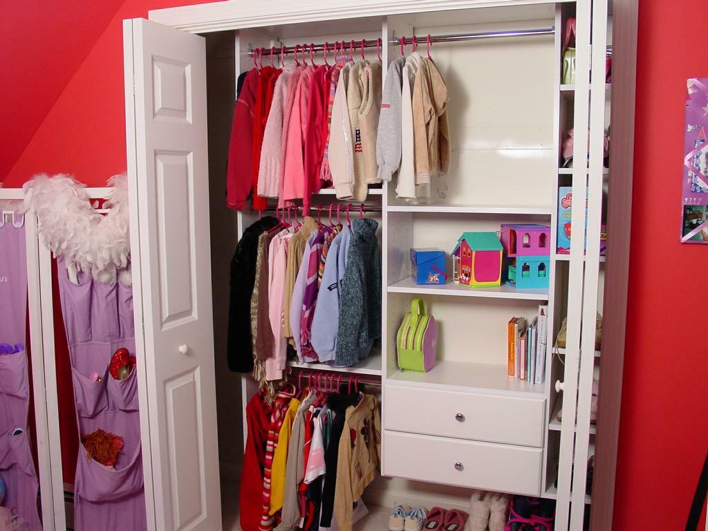 Детский шкаф для одежды внутри