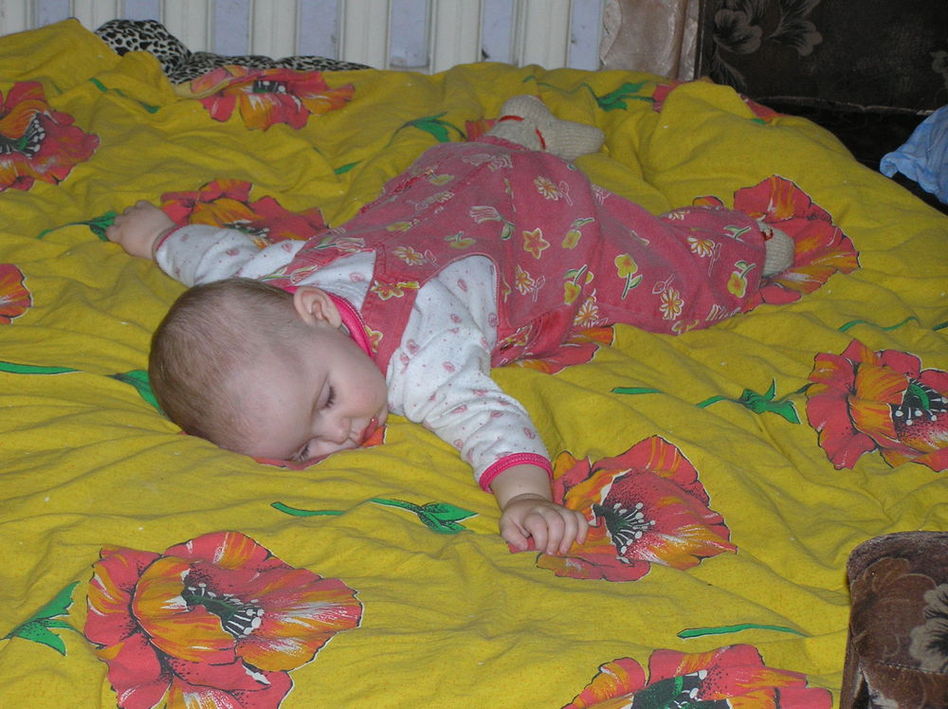 Сидим месяц дома. Спящие дети в детском доме. Ребенок лежит в кроватке. Ребенок 4 месяца в кроватке. Малышка в кроватке.