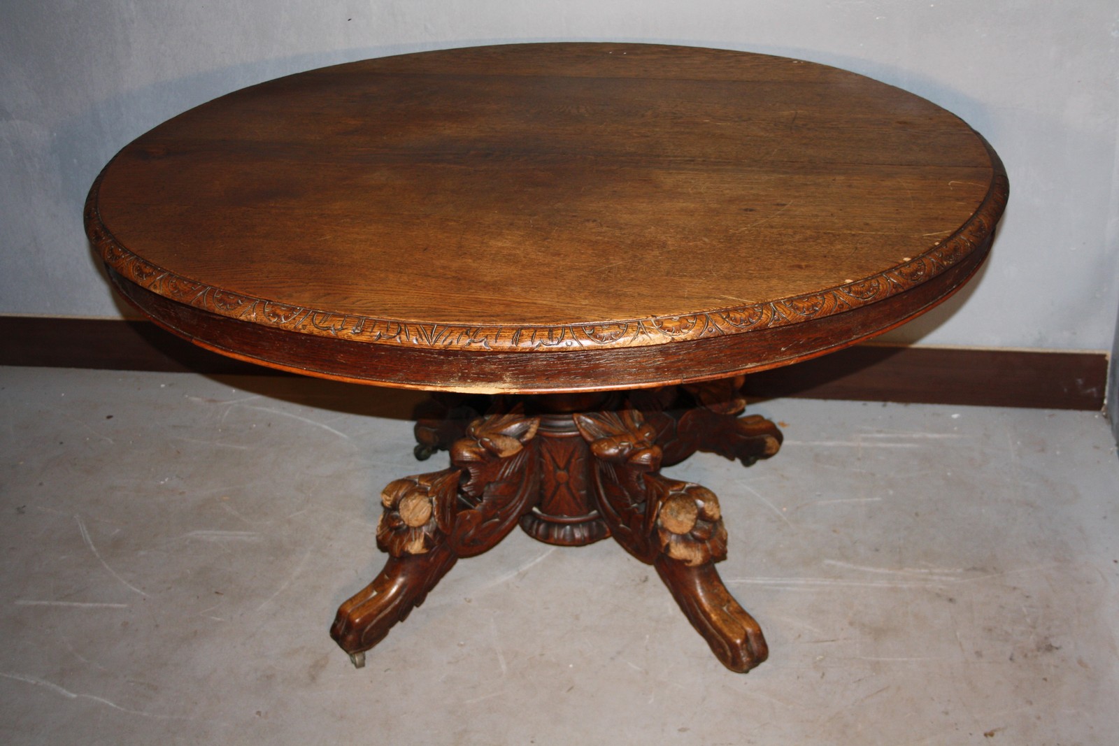 Старинный деревянный стол обеденный старый