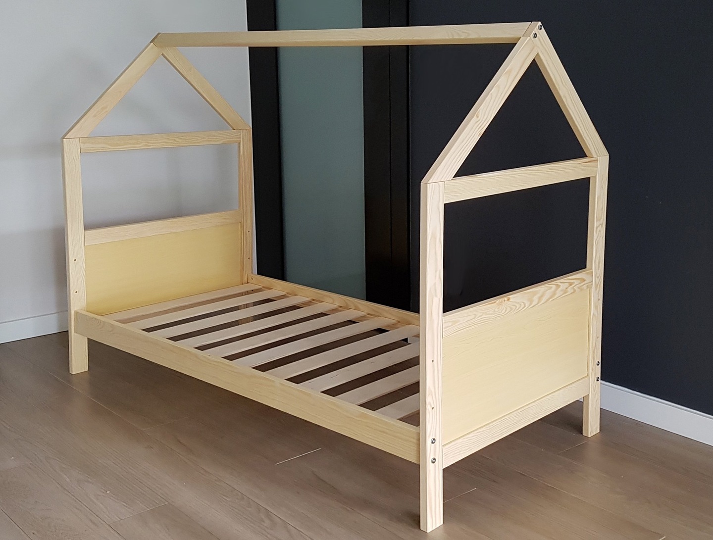 Кроватка домик из дерева