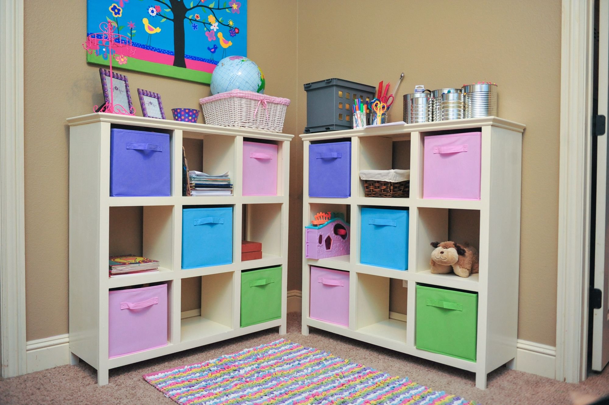 Шкафчик для игрушек в детскую комнату