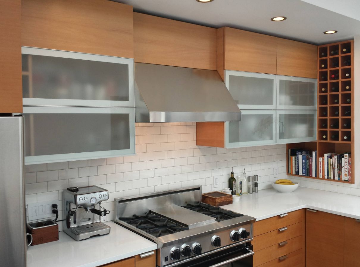 горизонтальные верхние шкафы на кухне