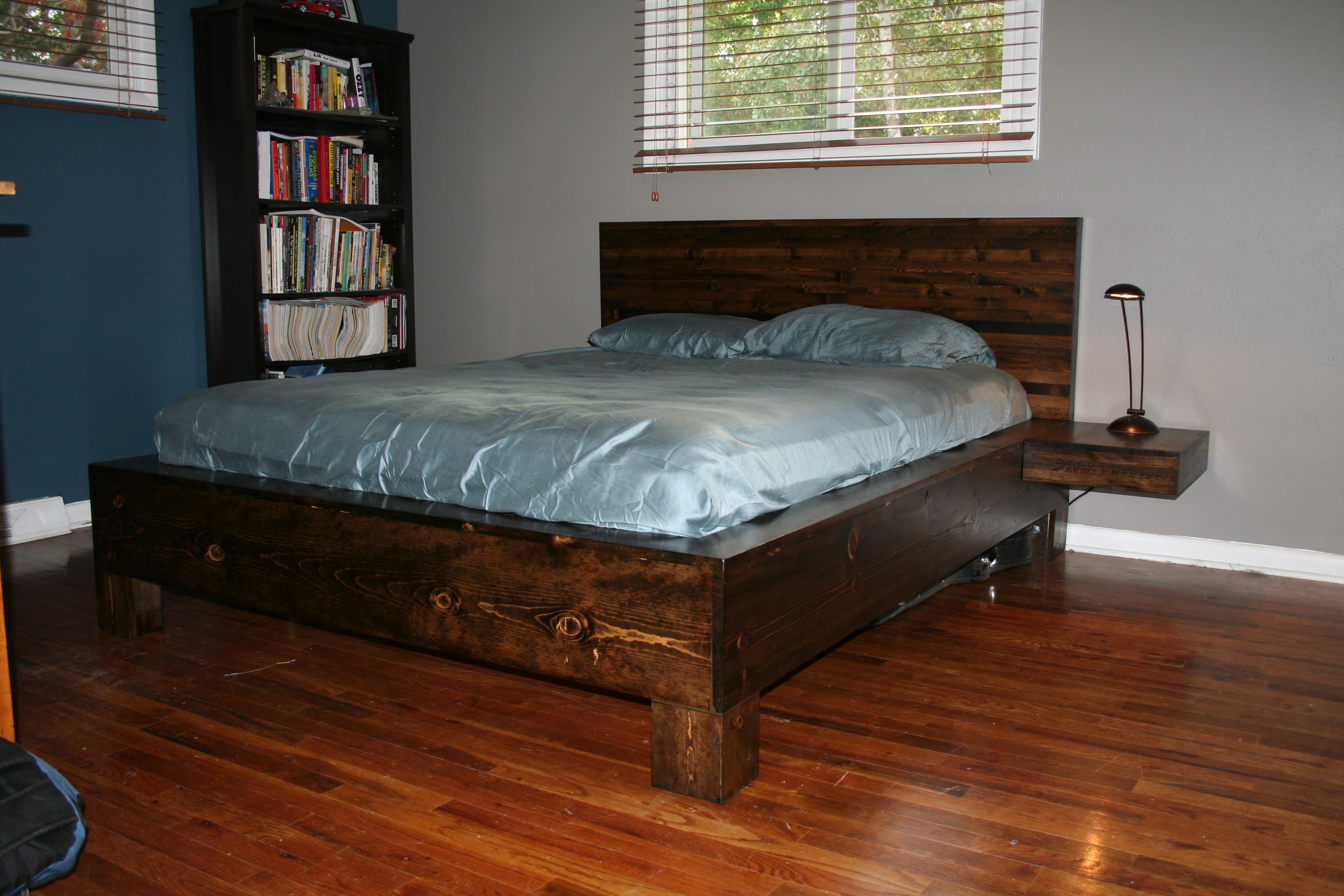 самодельная деревянная кровать с ящиками
