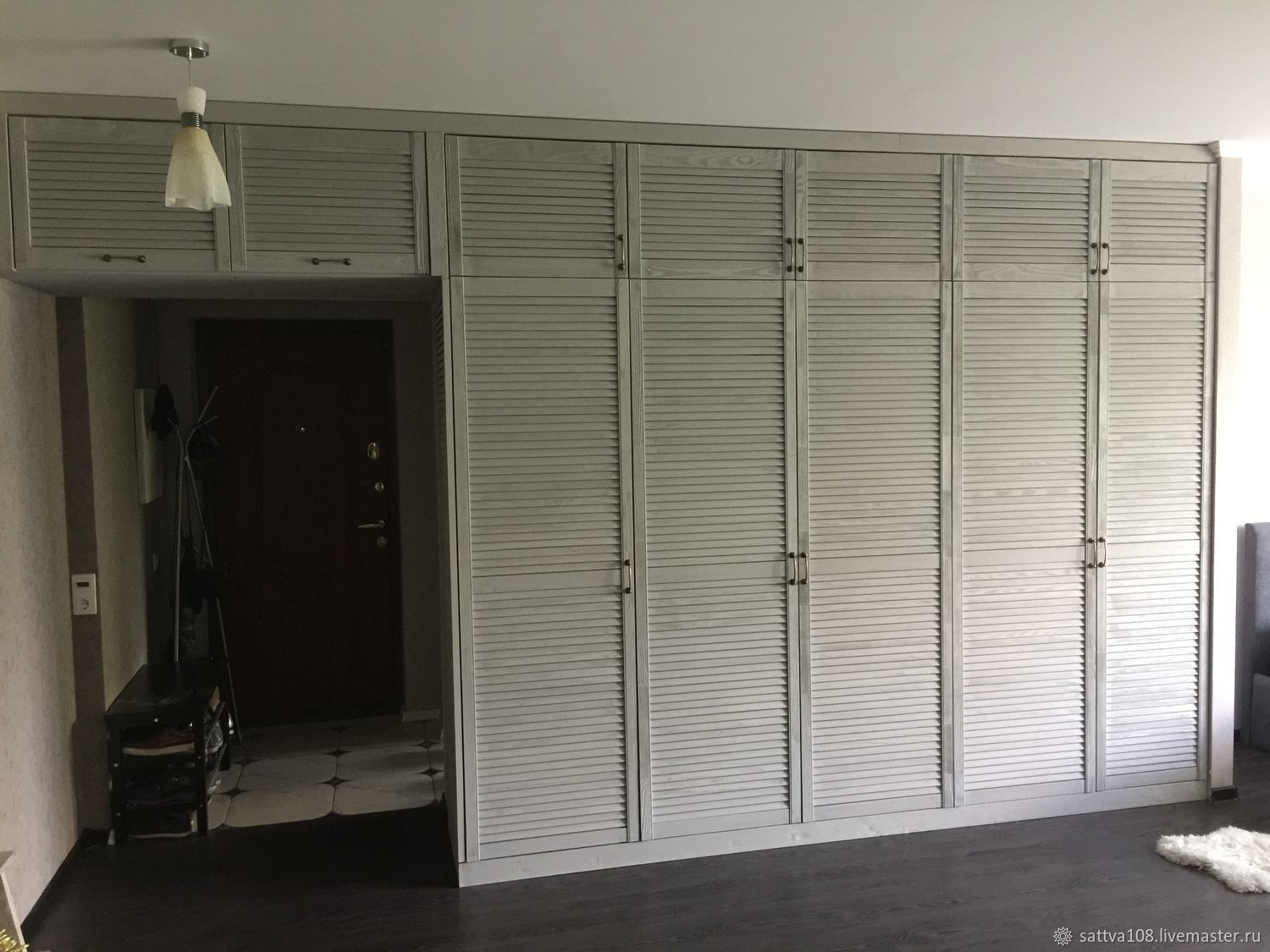 Встроенный шкаф со шторками вместо дверей
