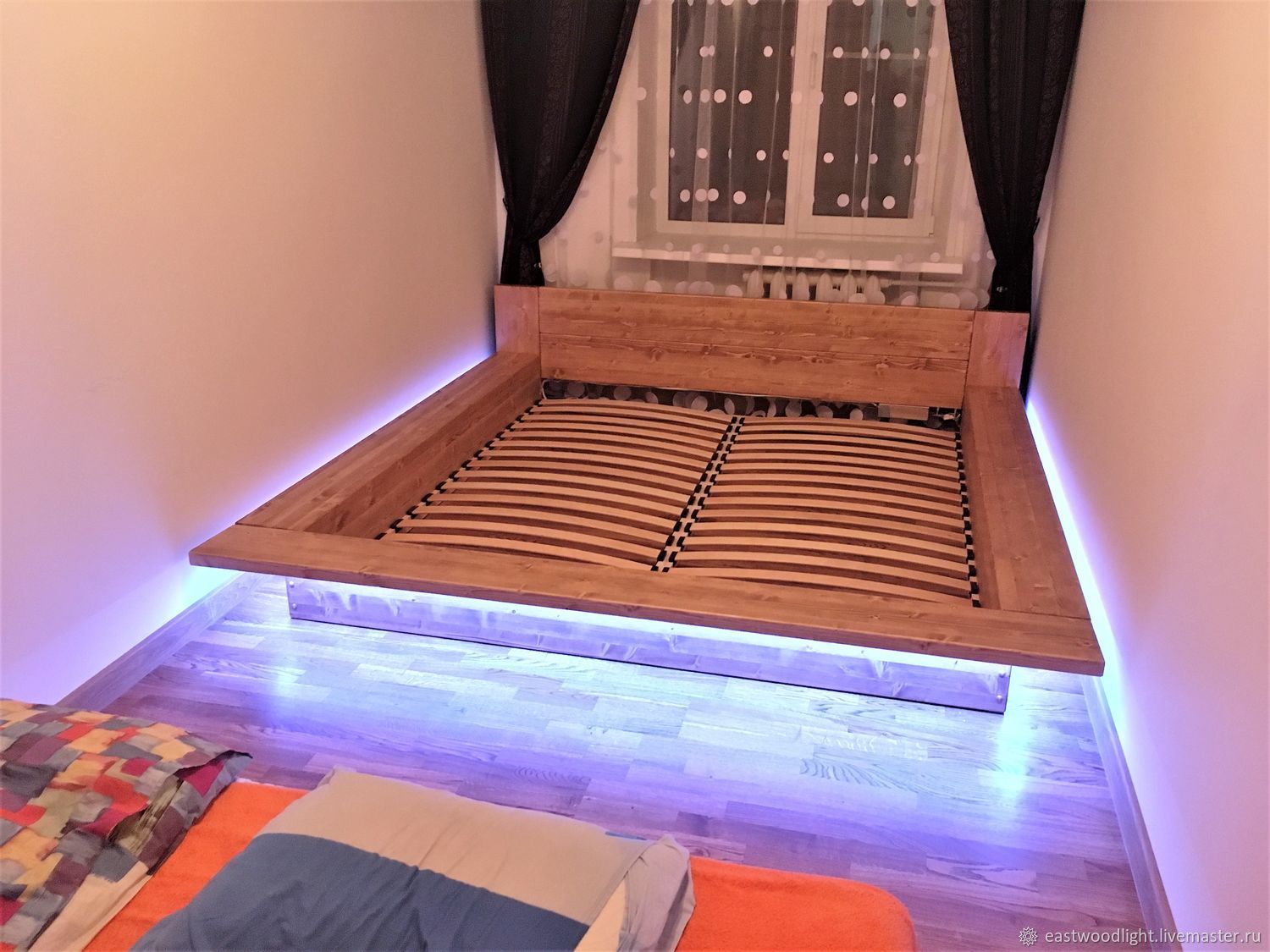 кровать из дерева с подсветкой