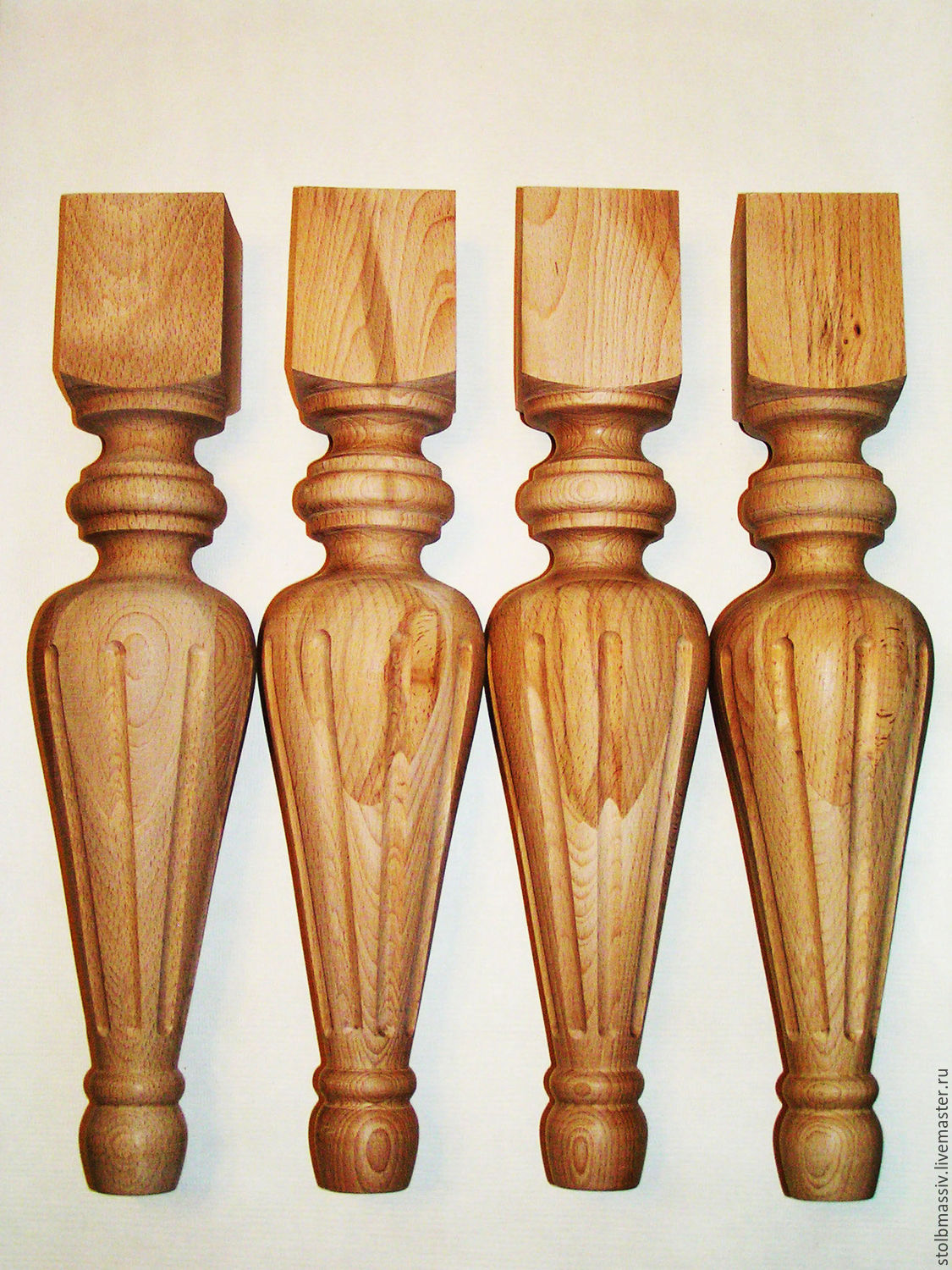 Деревянный стол с балясинами