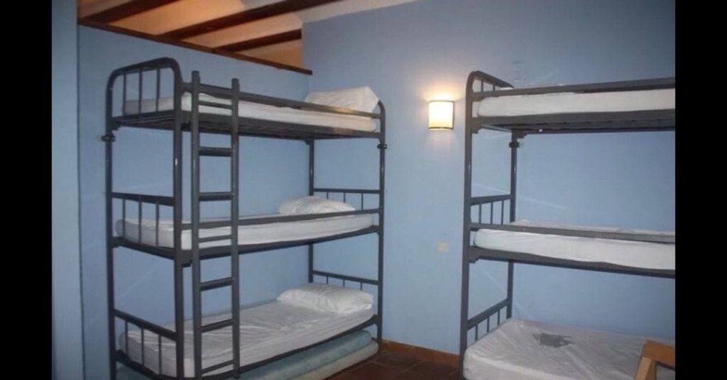 Трехъярусные нары. Трехъярусная кровать металлическая. Трехъярусная кровать для хостела. Трехъярусная кровать хостел. Трехъярусная кровать армейская.