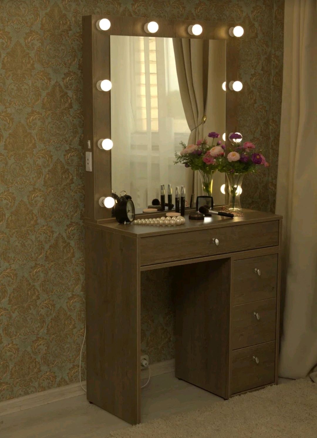 дамский столик с зеркалом и лампочками
