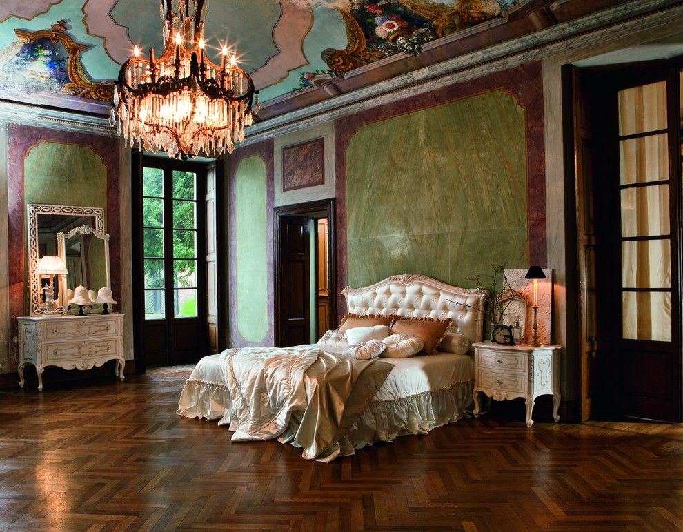 Дорогая кровать в просторной спальня в стиле барокко