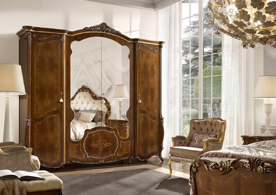 Деревянный шкаф с зеркальными дверцами