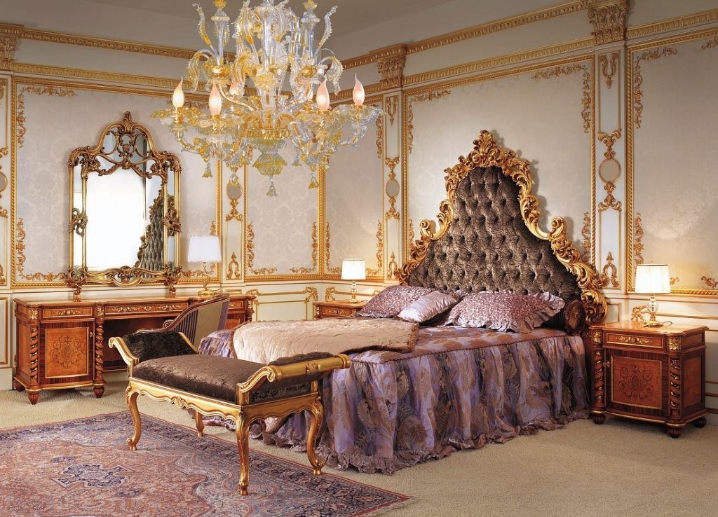 Хрустальная люстра в спальне барокко
