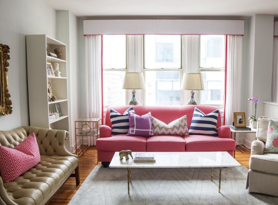 Светлая гостиная комната с диванами разного цвета