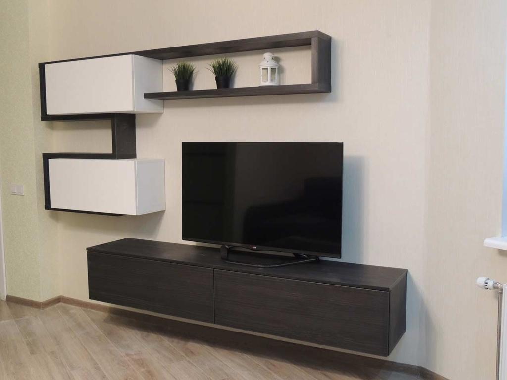Модульная стенка с телевизором в современной гостиной