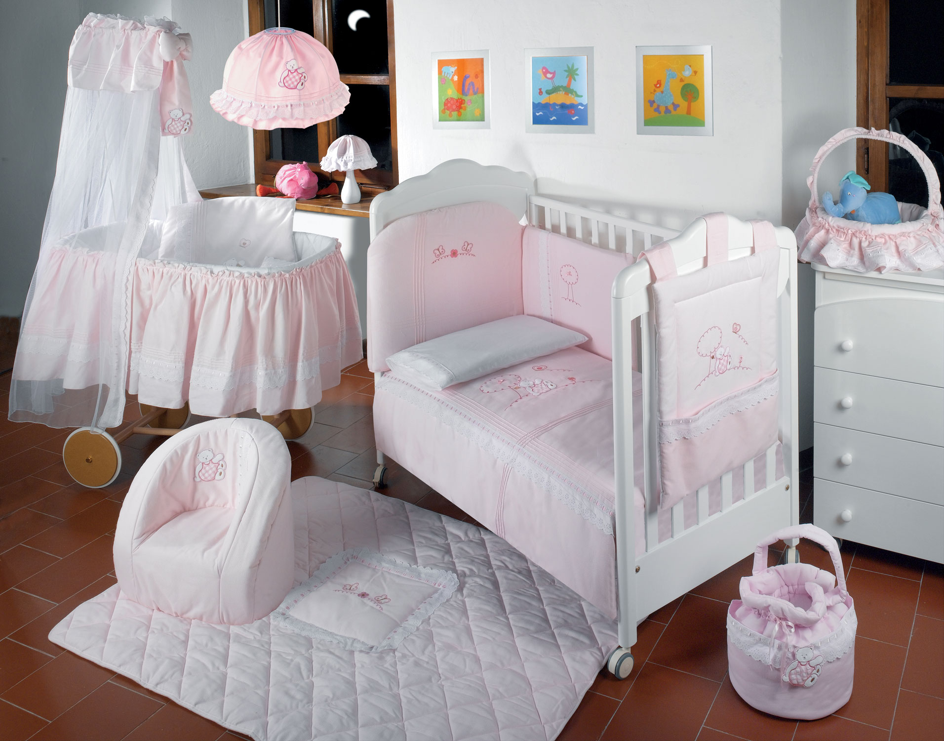 Детские коляски и кроватки. Кроватка для новорожденного. Малыш в кроватке. Кровати для малышей новорожденных.