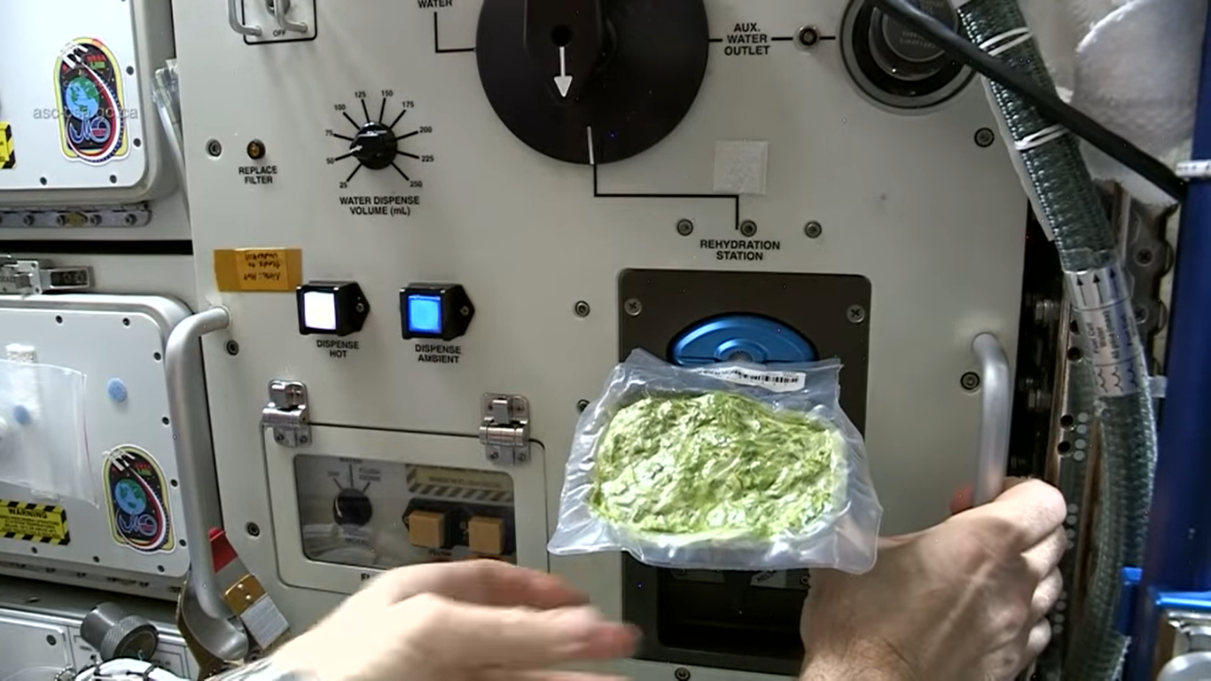 Что можно есть в космосе. Кухня на МКС. Еда Космонавтов в космосе. Питание Космонавтов в космосе. Питание на МКС.