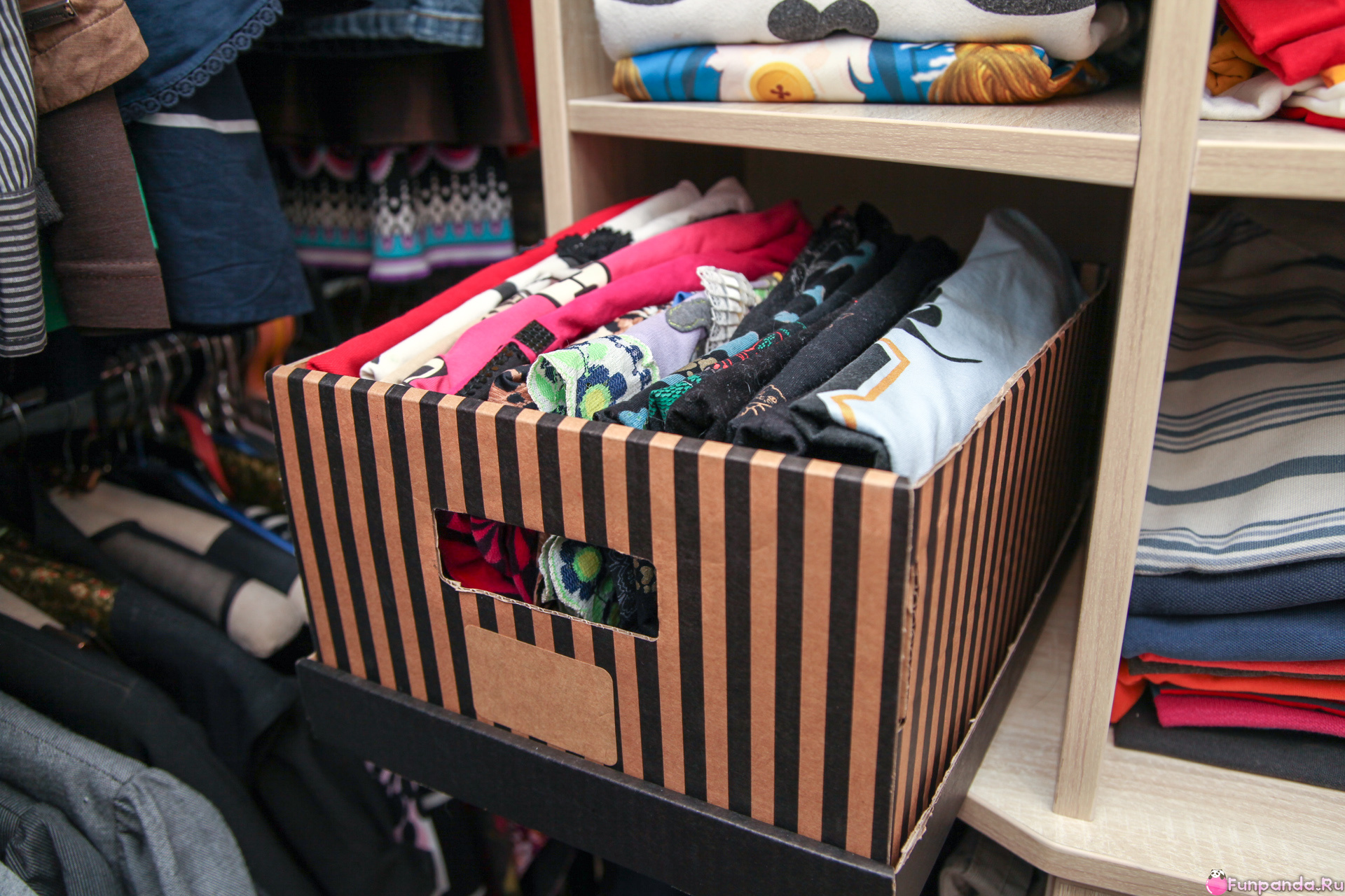 вертикальное хранение одежды на полках в шкафу