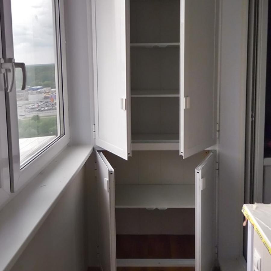 Шкаф на потолке на балконе