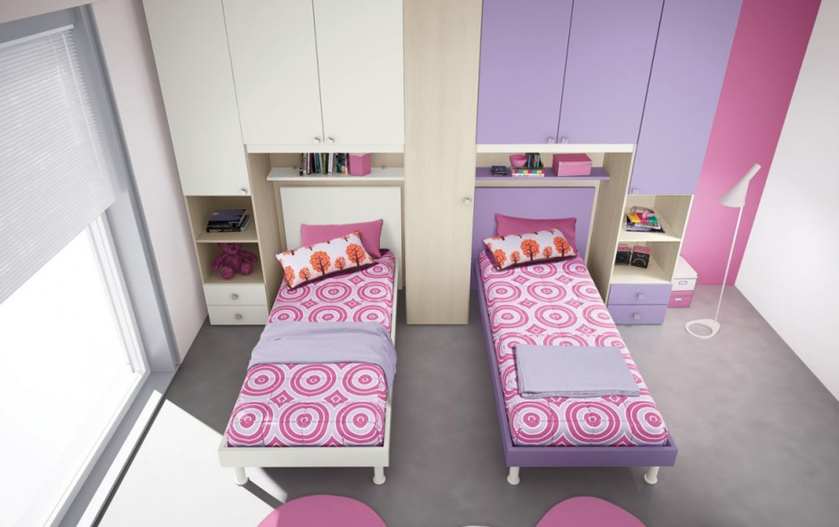 комната для девочек с двумя кроватями в маленьком помещении