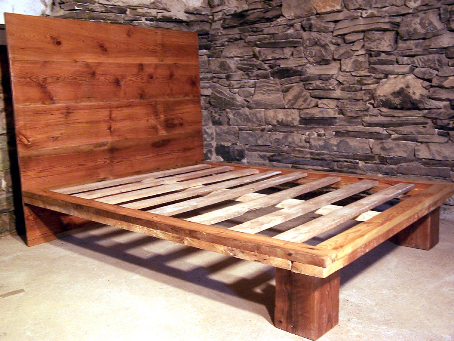 Самодельная кровать из дерева. Кровать из бруса. Кровать из досок. Необычные деревянные кровати. Самодельная деревянная кровать.
