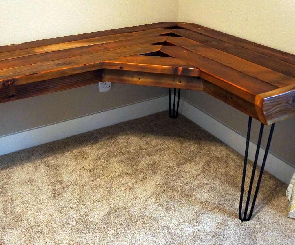 Угловой стол из дерева
