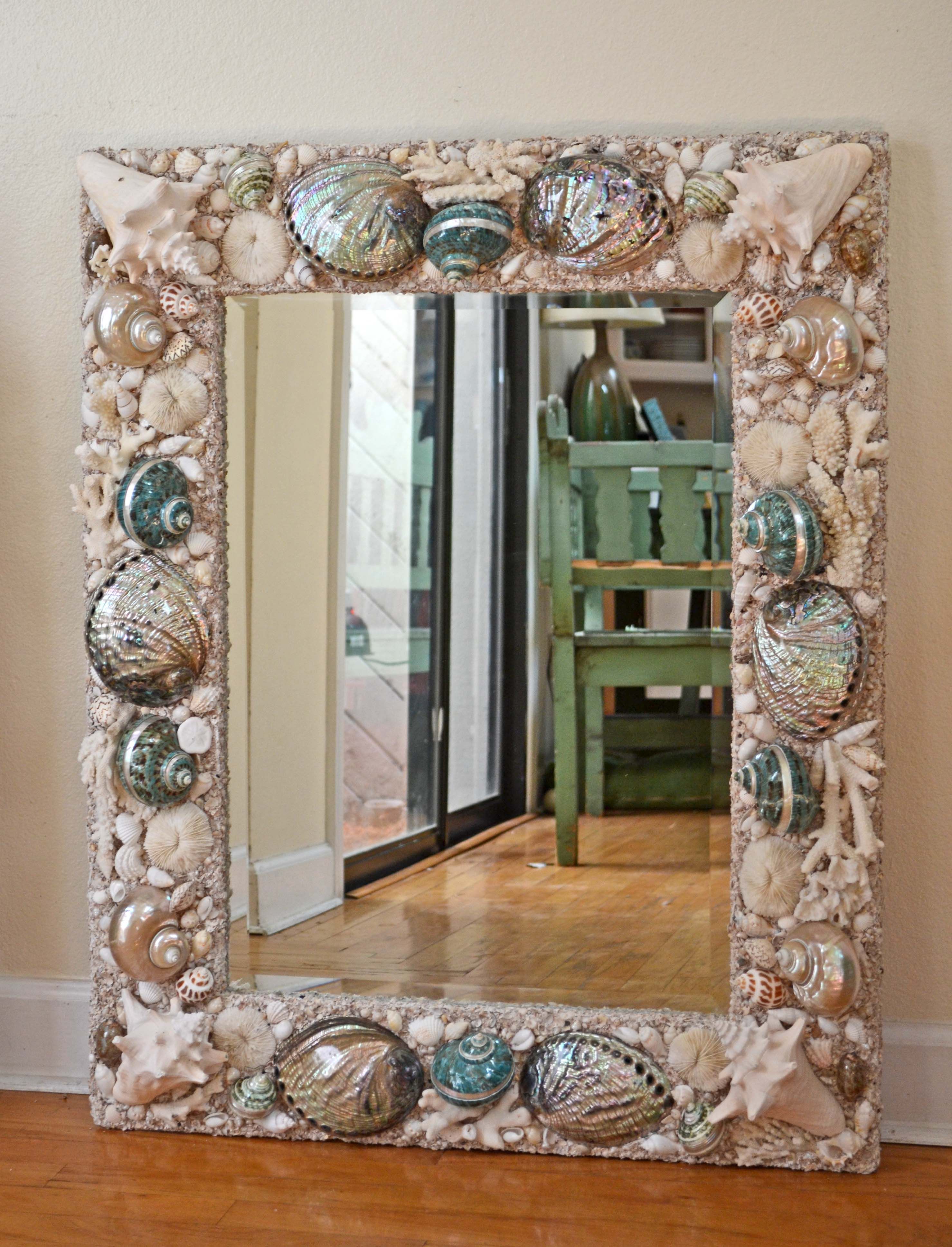 Зеркало украшенное ракушками
