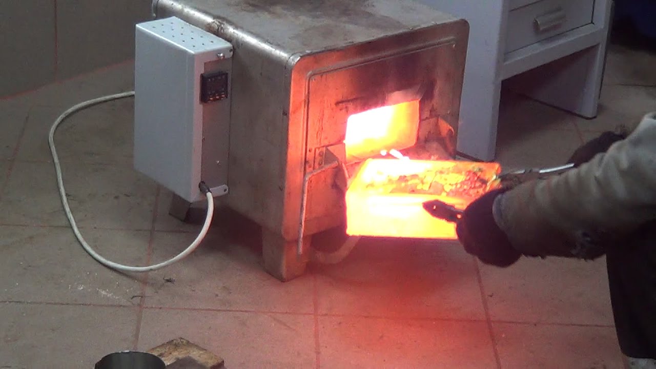 Электрическая печь для плавки металла потребляет