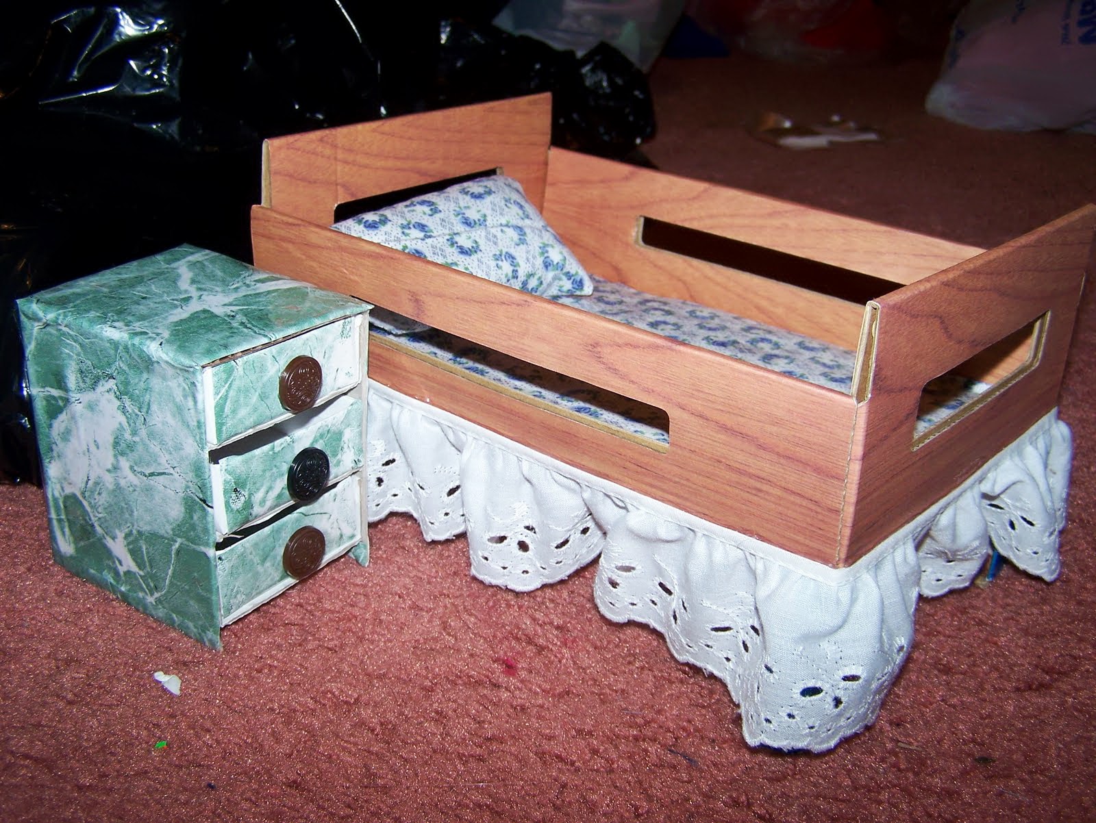 Кровать из коробки для куклы