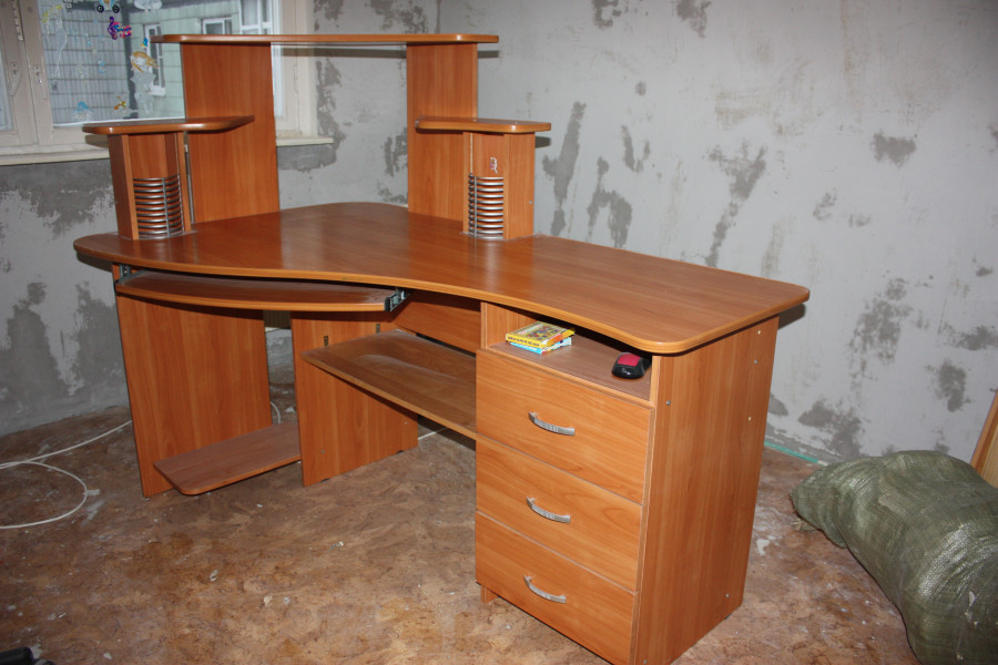 Авито стол компьютерный б у. Компьютерный стол угловой старый. Советский компьютерный стол. Полукруглый компьютерный стол. Компьютерный столик отдадут даром.