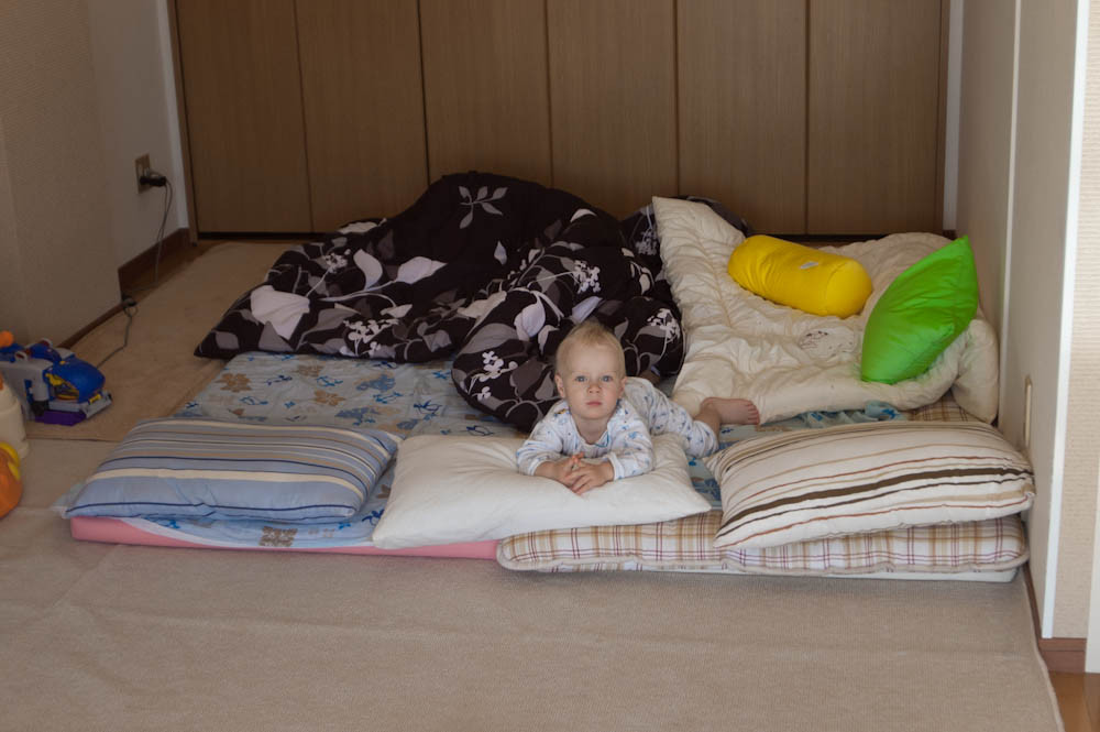 Сплю без матраса. Широкая кровать для детей на полу. Матрас чтобы спать на полу.