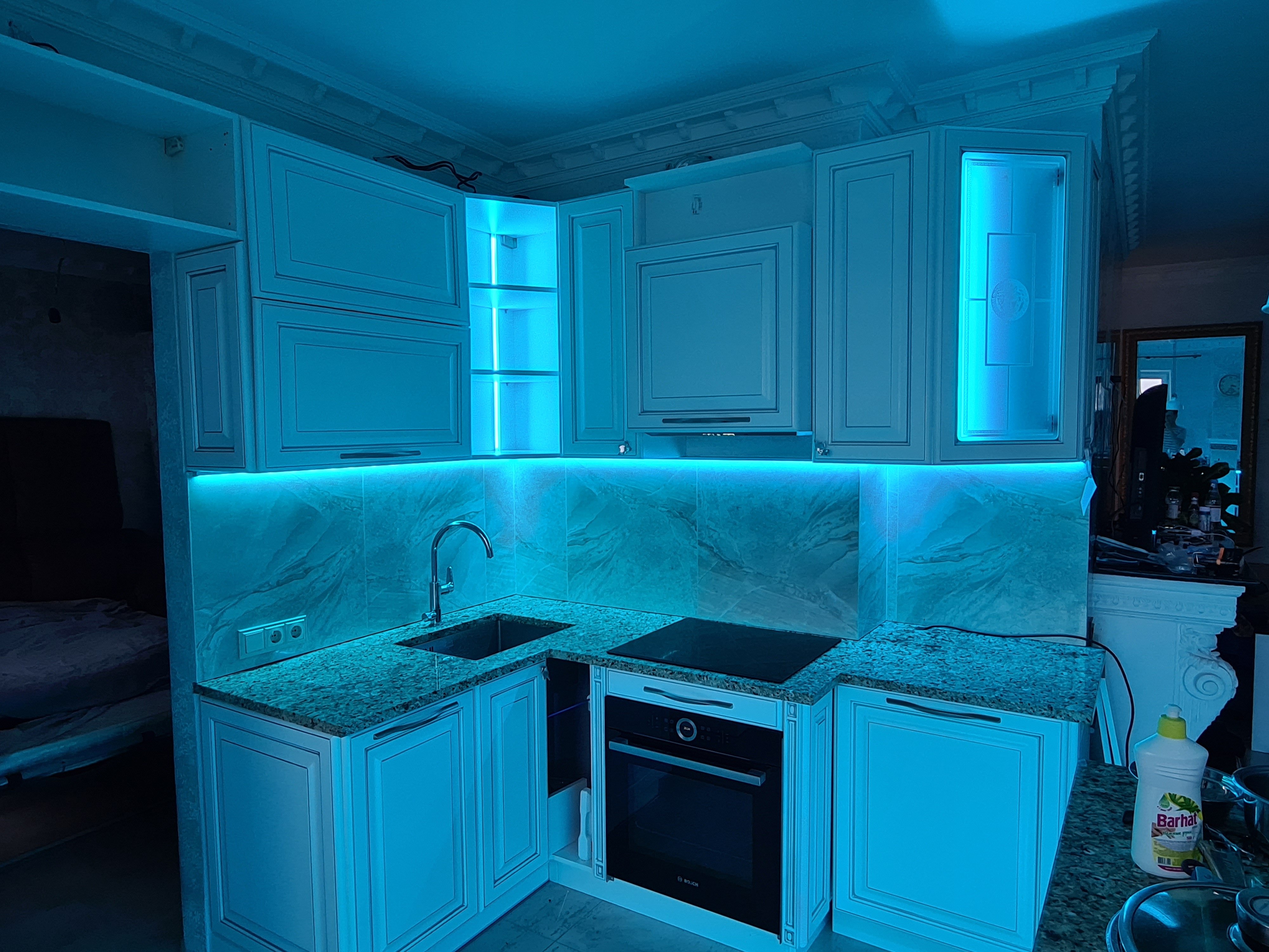 Кухня с подсветкой фото. Кухонный гарнитур с подсветкой. Светодиодная подсветка для кухни. Диодная подсветка на кухне. Голубая подсветка на кухне.
