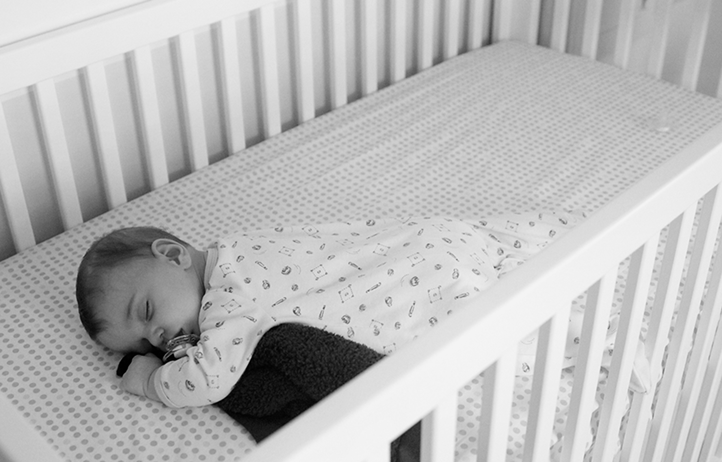 Надо спать кровати. Кроватка для новорожденного. Детская кроватка без бортиков. Новорожденный ребенок в кроватке.