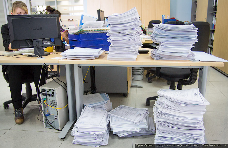 Купить бумагу биржа. Бумаги на столе. Много бумаги. Много бумаг на столе. Стол заваленный документами.