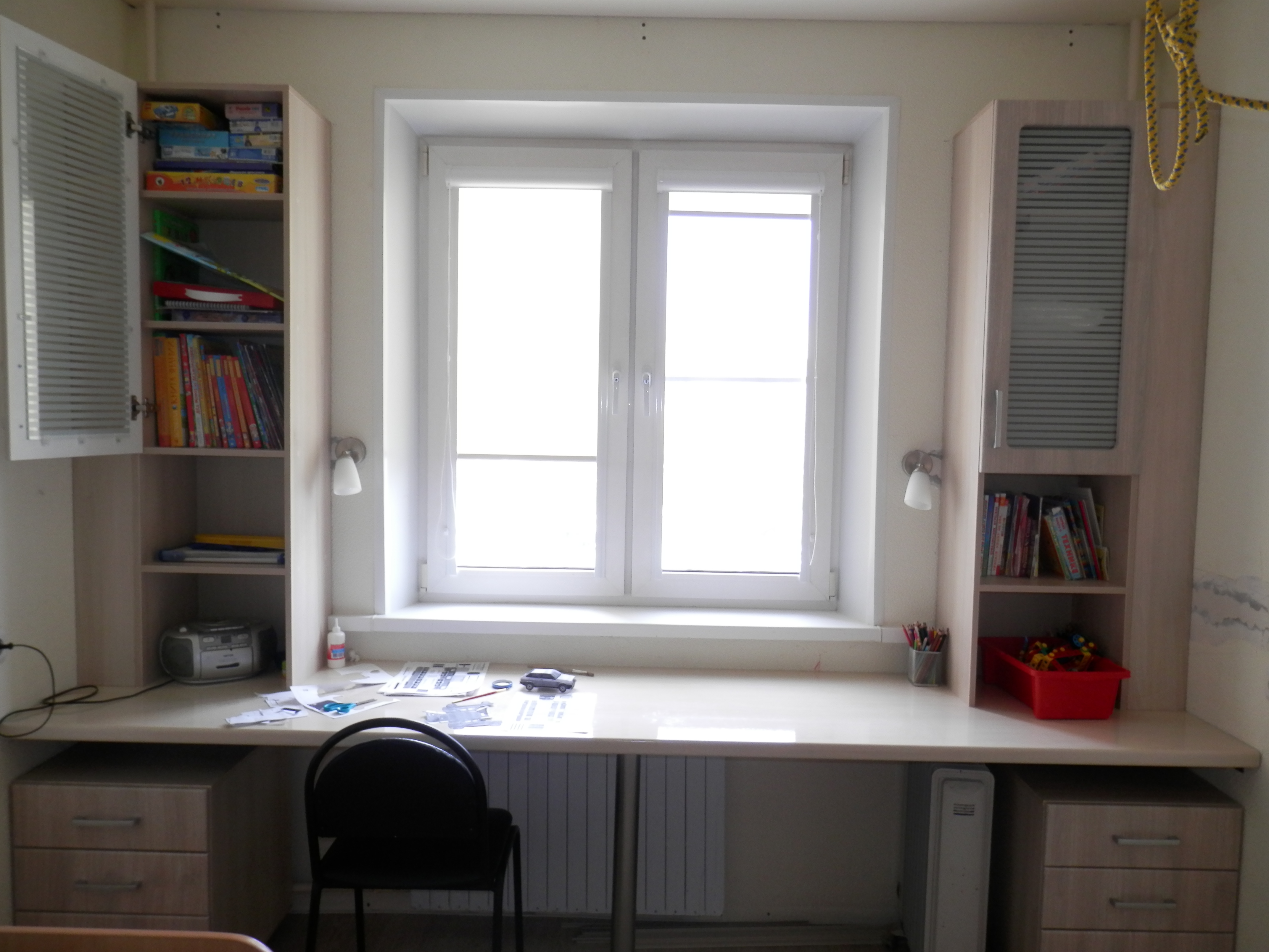 стол двойной письменный для школьника у окна