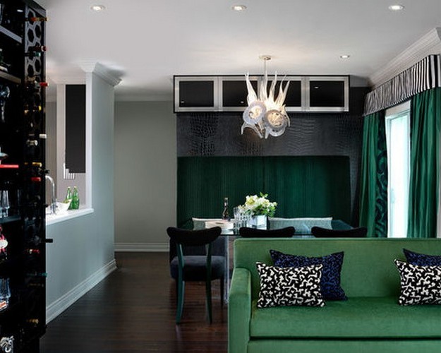зеленый диван у черной стены