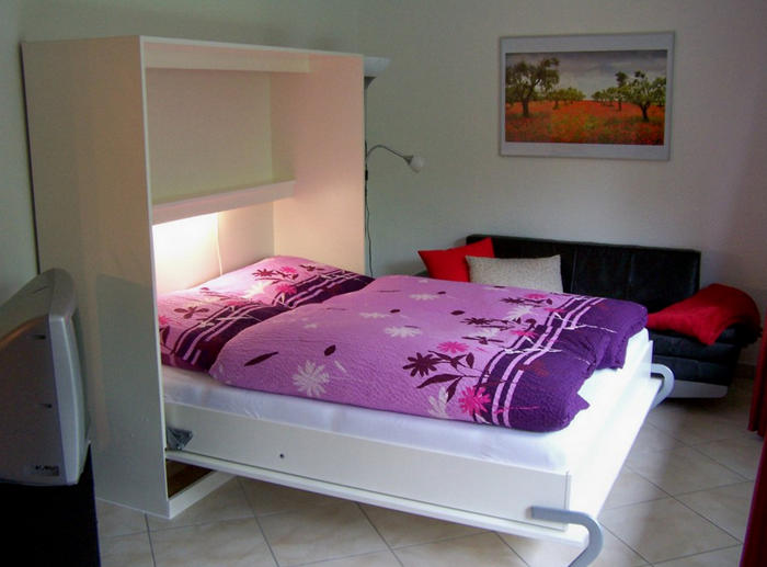 Двуспальная кровать в небольшую спальню