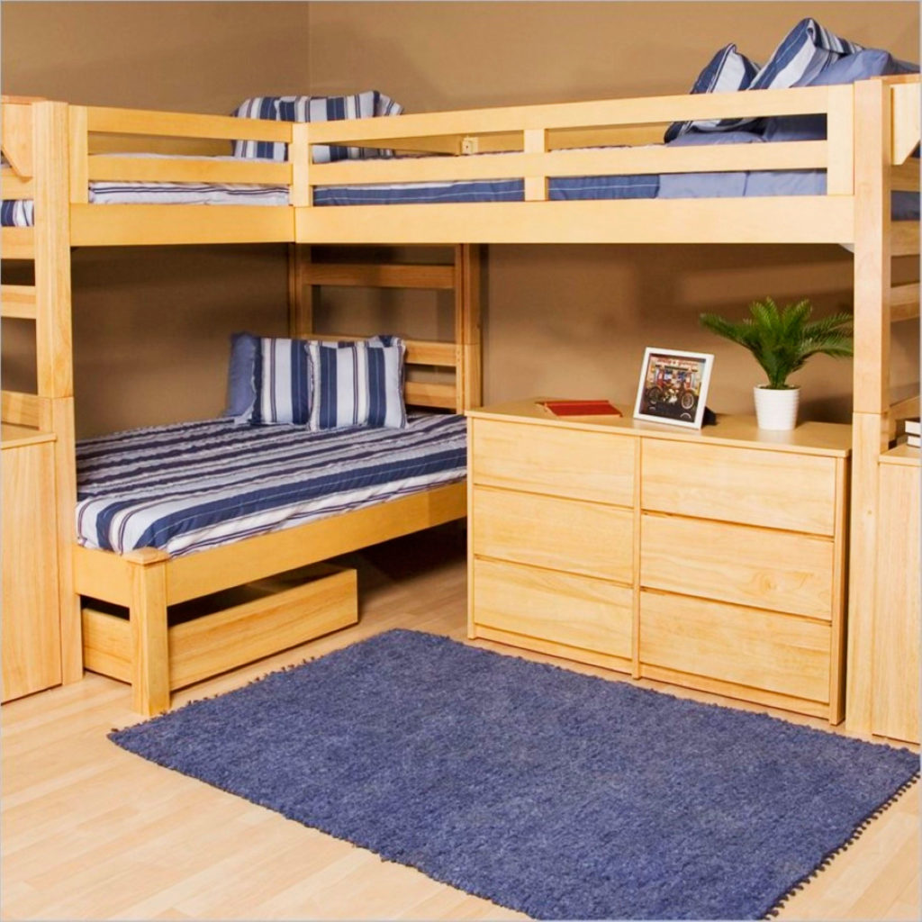 Двузхярусная кровать с двумя спальными местами вверху и одним внизу