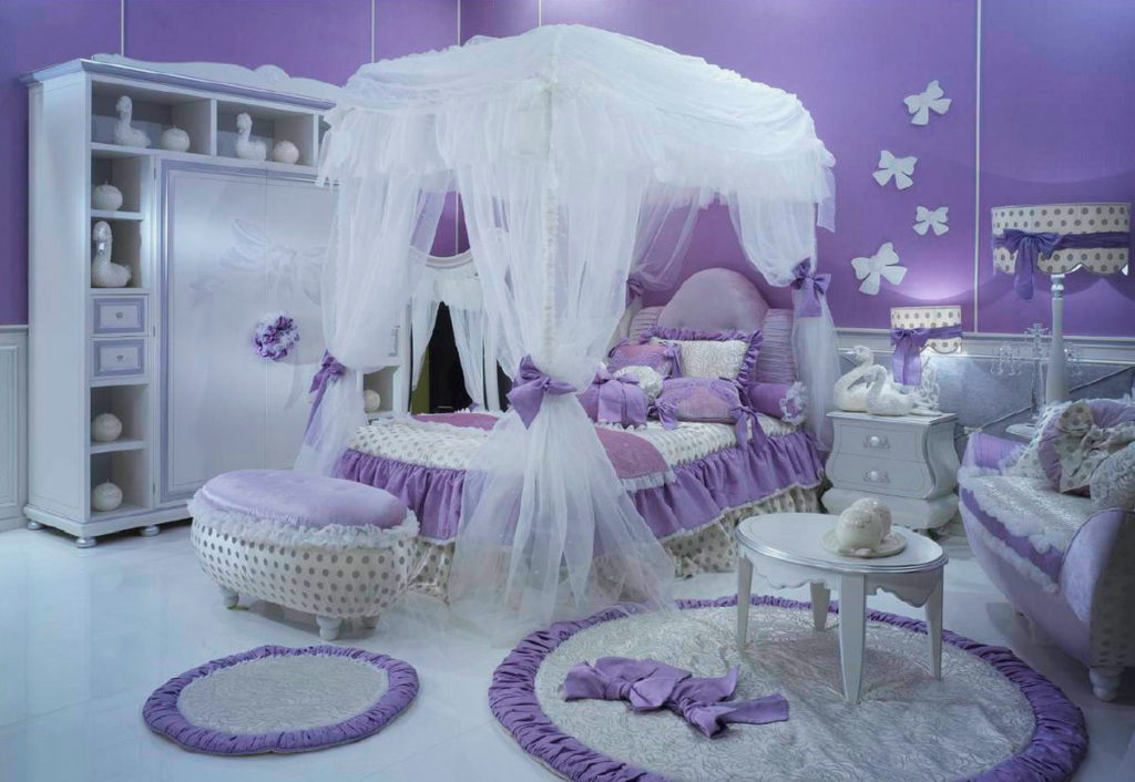 Интерьер комнаты девочки с кроватью с балдахином
