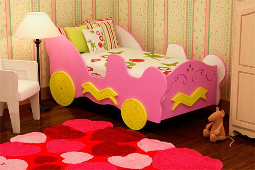 Маленькая детская кроватка для девочек в виде машинки