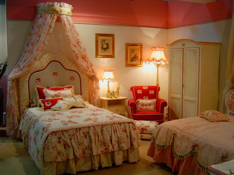 Балдахин над кроватью в интерьере комнаты девушки