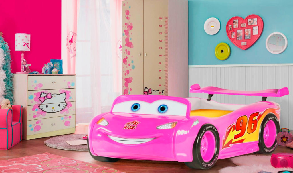 Фото детской комнаты девочки с розовой кроватью в виде машины